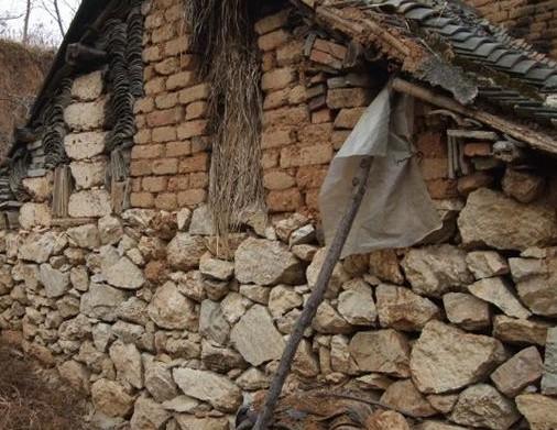 ����������ס����һ����ʯͷ����������һС����߷���