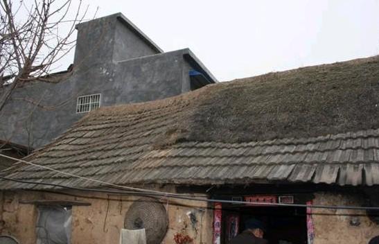 ���˵�����ܹ��ϵ�����ǽ�ݷ����������ʧ�ޣ����ֵط�����̮����������ˮ�����޲������ڵ����꣬ǽ��Ҳ�Ѿ��绯���ദ�ѷ죬ǧ���ٿ׵ķ�����������Σ����