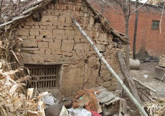 ����������ѡ���˾�ס��һ��ɽǽ����������ֻ����һ������֧�ţ���������Σ������ʱ��������Σ�ա�