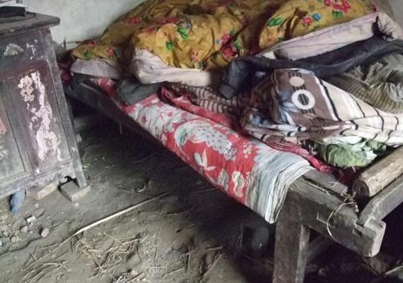 ����������ѡ��������˯����һ���ƾɵ�Сľ���϶ѷ����������Ƶı��졣