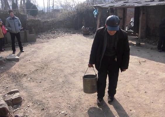 �´������˵�Ժ��û�о�����ˮ�͵�������Զ��С�ӹ���ȥ��ˮ�ԣ����˵��۾����ڰ�ʧ��״̬����ˮ���Ե÷ǳ�������