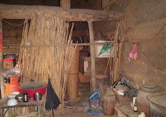 �´����������ڵĸ�ǽ���ø��������ɵģ�������ɢƮ�䣬���������ǽ��ʱ��ʱ�ض��������������