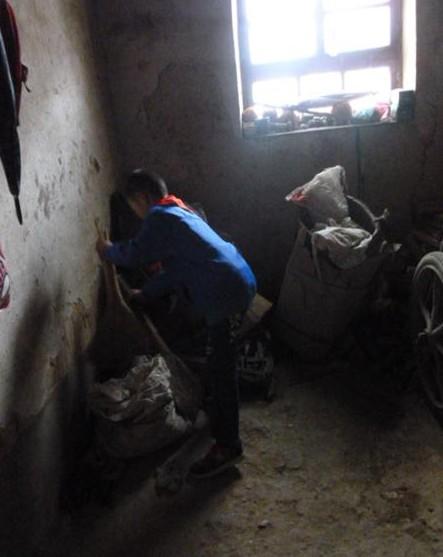 ��־ΰ��ס�ķ������ڻ��������氼͹��ƽ��������Ӷѷŵ��Ǽ��üҾߺ��������ã�����Щ����ũ��ƽʱ�벻�˵��þߡ�