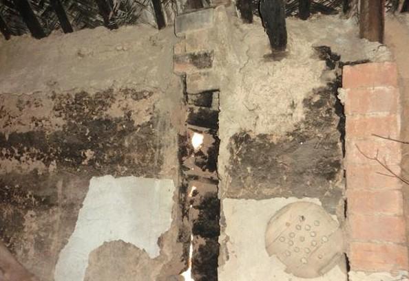 ���˾�ס�ķ������ʧ��ǽ�ڵ�����������ĺۼ����еĵط����Ѿ�ͨ͸�Ŀ��Կ������������