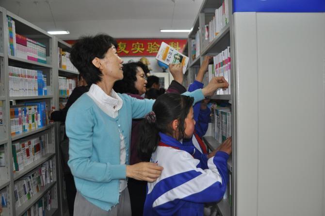 ��������ô���� һ����Ŀ����  ���������귢չ����Ὺչ��&ldquo;����ϣ��ͼ��ǣ��ң�&rdquo;��Ŀ��Ϊ�ҹ����ƹ��ڻ���������Ա���������ѧ������Ϊѧ������ʦ�ṩ�����Ķ���Ӧ�˶����Ĺ�����Ŀ������Ŀʵʩ�����������н����˴ε�ѧ�����棬��ֹ��2013����ڱ������ӱ������ġ����ϡ����������֡����ࡢ���������½���ʡ������ϣ��������700�����  ����������Χ  �ӱ������ϡ����ݡ��������Ĵ���ɽ����ʡ����ũ��Сѧ��  ����������׼  ���500Ԫ����Ϊÿ��ͼ����䱸30��ͼ�顣  �ġ����취  С���֧�����û�ֱ�Ӿ�  �塢�����ʵ  С���ÿ�ۼƾ��500Ԫ����������һ��ũ��Сѧ�༶����һ��ӵ��30��ͼ���ϣ��ͼ��ǣ��轨10������ͼ��ǣ�������֧�����û�ѡ��ѧУ�Ͱ༶���Ծ�����ָ������������  ������Ϣ����  ��������ɾ����󣬾�����ͼ��ǲ������Ͻ��ڴ�ҳ��&ldquo;�ƿ�ȥ��&rdquo;ҳ���ڹ�����