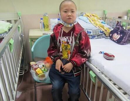 �ο����ڱ�����ͯҽԺ��������Ƭ���ǵ÷�Ժ��ǰ���죬��ΪҽԺ�����㻤���ο��ܸ������绰��˵�������ˣ��ر����ܣ�һ�춼û�Է��������ڵ绰��ͷ�ޣ��Һ�����������ͷ�ޣ��������ú������������������Ӻ�Ҫ��ǿ��ͦһͦ�͹�ȥ�ˡ�