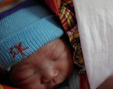 2011��12��10��С��������ڰ���®����ҽԺ�����أ�2.6KG�����ߣ�50CM��������δ�����κ��쳣״����ֻ��С�һ�һֱ�������۾���Ҳ���ϳ��̣�˭֪��ج�α�Ӵ˿̿�ʼ��