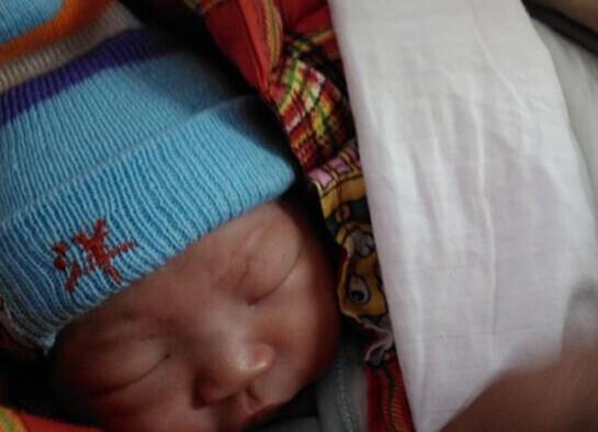 2011��12��10��С��������ڰ���®����ҽԺ�����أ�2.6KG�����ߣ�50CM��������δ�����κ��쳣״����ֻ��С�һ�һֱ�������۾���Ҳ���ϳ��̣�˭֪��ج�α�Ӵ˿̿�ʼ��