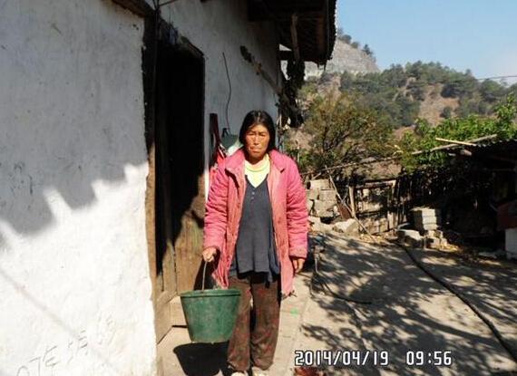 ɽ����ˮ�����㣬��������ÿ�춼Ҫ����Զ�ĵط�ȥ��ˮ