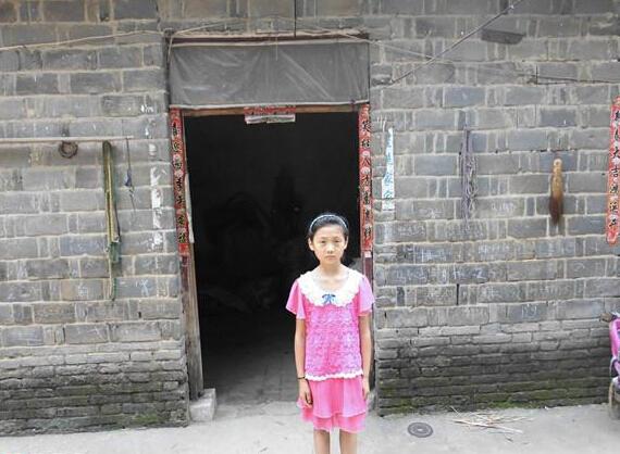 �Ź�᰽���9�꣬��ס���������з������Ժ���ϯׯ�壬�ڶ�Сѧ���꼶