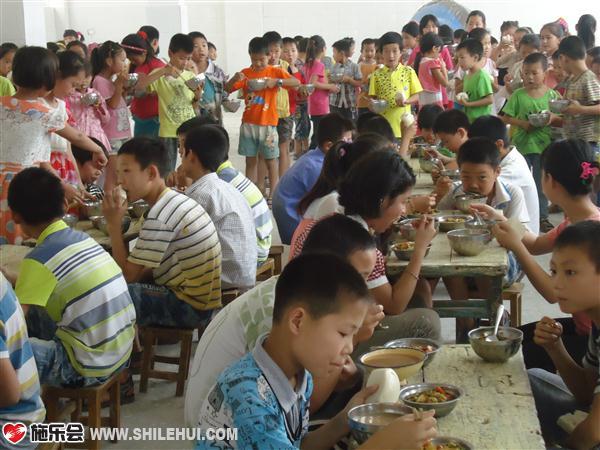 ������������С��ׯСѧѧ���ò�ֻ���ڼ��žɿ����ϣ�����ͬѧֻ�ܵ����һ���վ���ò�