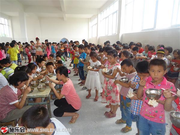 ѧ�������ò͵����Σ���ຢ�Ӷ���վ�ųԷ�