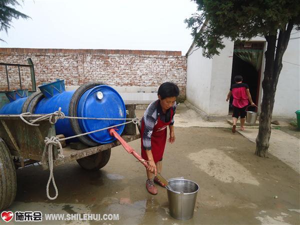 ѧУԭ���Գ��ʽ����һ�ھ�����Ϊ���ǳ��20���ף�ÿ��ֻ�ܳ����Ͱˮ�����ز��㣬ÿ����������ˮ�ֺ���ϧ��ѧ����ɨ���ҳ�����������泵����ˮ��ϴ