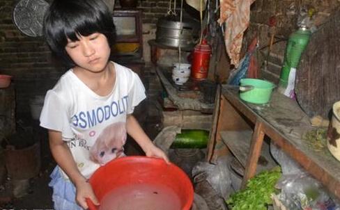 ����ͮ�Ǹ��������µĺ��ӣ��ڼҰ���������������Уѧϰ�ɼ�������