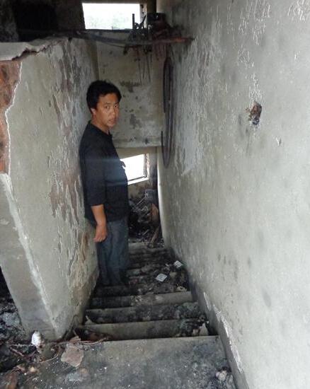 ��־������˾��Ǵ����ϵ���¥�����ģ����û�����ͨ����һ���˽���������