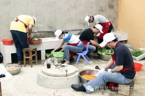 ����Ŀ���¡�2011����Ŀ����ǰ���������ͻ���Ľ����£�9�³���֮��������Ա����ɽ�ݵĲ���ѧУ������̽�ã�ʵ���˽�ѧ����ѧϰ������״����   �ո���ɭ�������Сѧ��һ��λ���ո���ɽ��������ѧУ����Щ���ӵ��汲��������粡����ĥ�����Ļ���������Ĳ���ʹ��Щ�����ͥ�����벻��2000Ԫ����Щ��û����ֹ��������ѧ�������糿7�����Ҿ�Ҫ���ţ�����һ����Сʱɽ·��ѧУ�����红����������Ϸ����Ϣ�жɹ�����Ϊ�������ʦ��ͬѧ��������ͣ���ʦ��ӳѧ�������Ͽ���Ϊ�����ܼ���ע�����ǳ��¡�