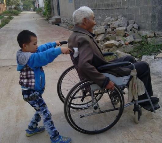 ����2012�����ڻؼ�ʱ�ĵġ�үү����Ѫ˨ˤ�����ȣ�����м��ˣ����������ϡ�Ѧ�Ԫ����үү�������ڴ���Ĵ�����ߡ��ܶ�ʱ��������ʹ����岻���޷����Ʋ������Σ�������үү����תת��ֻ�����ǻ�ȥ��ʱ��үү�����������γ���תת��