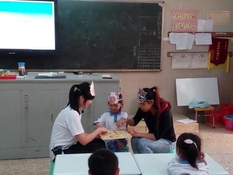 �ġ�����ƻ�  1����ͯ�԰�ȫ���������γ̣� �繤�������糡Ϊ��Ҫ������������Ʋ���չ�԰�ȫ�����γ̣�������ͯ�����԰�ȫ������ʶ�����ڿ�չ�����У��������ƿγ̡���ѧУ������չ����ѧУ�ṩ����֧�֣���֯��ʦ��ѧ����ҳ����롣  2��ǿ�������� �繤��ѧУ��ʦ���ϣ�ͨ��ָ���ֲ���ҳ������嵥������&ldquo;1��-3��-1��-1��-3��&rdquo;��ʱ������ǿ������һ�Σ���ѧ���γ��԰�ȫ��������Ϊ��ϰ�ߡ�ͬʱ��ȡ��ɼ���ֲỻȡС��Ʒ�ķ�ʽ�������ҳ���������ǿ�������ļ�ͥ�����м�ͽ���ʱ��ÿ���༶���Ⱥ��ȡ10���ҳ����е绰�������������ݽ����������ν���Э���ж���������ǿ�������Ŀ�չ������������Ƽҳ�ָ���ֲᡣ  3��ʦ����ѵ�� �����԰�ȫ���������γ���Ҫ����ѵ��ʦ���繤��־Ը������ʹ�������糡��չ�����γ̵ķ�����ָ���ҳ���չǿ�������ķ��������ڿ�չ�����γ̵Ĺ����У��������ǵ�ʵ��������