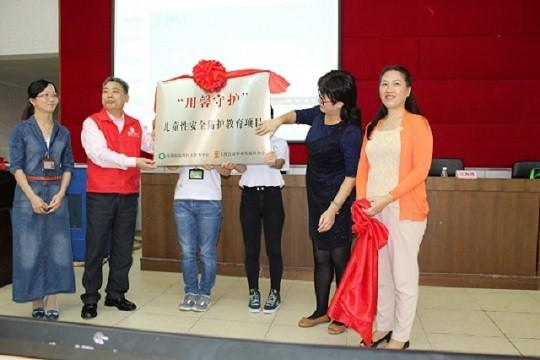 ��������ô���� ����̽��������&ldquo;�繤+ѧУ+��ͥ&rdquo;������ģʽ���������糡Ϊ��Ҫ��ʽ����ѧУ��չ��ͯ�԰�ȫ���������γ̣���ͨ��ָ���ҳ���&ldquo;1��-3��-1��-1��-3��&rdquo;��ʱ��������ǿ��������������ͯ�γ��԰�ȫ��������ʶ��ϰ�ߡ�