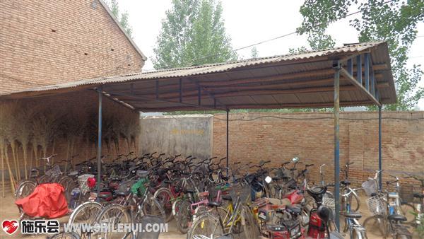 ѧУ�һ����ª��ͣ������ֻ��һ���ǳ�խС�ĳ����ѧУ���ѧ�������г�ͣ�Ŵ����˲���
