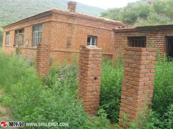 ��ߵ��ǹ�����Ա�����ᣬ�ұߵ��Ƕ����ǵ�ס������������������ǰ����Ƭ��