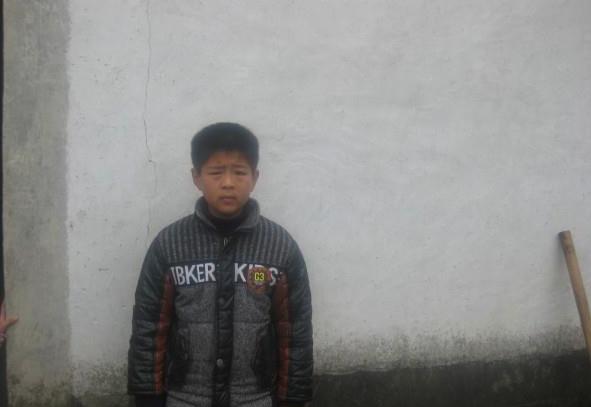 �޺�ΰ����11�꣬�ڶ�Сѧ���꼶���޺�ΰѧϰ�ɼ����죬����ѧУ�����ӵĶ�Ա