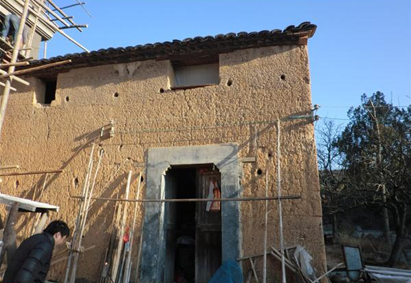 ���Ҷ����˾�ס������һ���ƾɵ��������С�