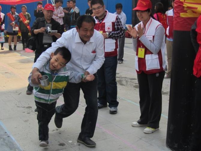 ����Ŀ���¡��Ա�֢�����¶�֢���ǹ㷺�Է����ϰ���һ�֣����к����������Ӥ�׶��ڣ���Ҫ����Ϊ��ͬ�̶ȵ����﷢���ϰ����˼ʽ����ϰ�����Ȥ��խ����Ϊ��ʽ�̰塣Լ��3/4�Ļ��߰������Եľ��������ͣ����ֻ�����һ�����������ı�����ĳ������нϺõ�������  Ŀǰ�й������Ա�֢����ʶ������֧���ѷ������Ա�֢���ơ�����ѵ��������ð��������Ա�֢��ͥ�����ظ�����Ϊҵ�ڵĻ������������������ܶຢ�ӱ����кܺõĻ��῵�����������״̬�����������Ա�֢��ͥ�Լ��Ա�֢����ѵ�����������ʽ��ѹ������û�жԺ��ӹ���ķ��֡���Ԥ�����п���ѵ���������������Ĳ��Һ��ź���