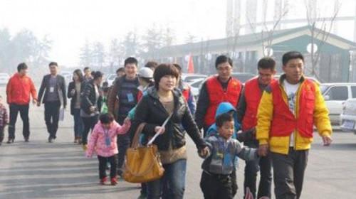 �Ա�֢��ͯ��Ҫ��ʱ���ѵ���Ż��в�ͬ�̶ȵĸ��ƣ���ÿ���µĿ���ѵ�����ó�Ϊ�ܶ��ͥ�ĸ������ر���ƶ����ͥ�����ܵľ���ѹ����Ϊ���ء���������Ϊ����������Ŀǰ������ƶ����������Ա�֢��ͥ����ˮƽ���ߣ������е�ÿ�µ�ѵ�����ã������Ա�֢��ͯ�ò�����ʱ��Ч�Ŀ���ѵ�������⣬�����Ա�֢��ͯ����ʶ�����������źܴ���⣬���²��ּҳ������Ա����������ڴ��Լ��ĺ��Ӳ����������������������Ա�֢��֢ͯ״�ĸ��ơ�