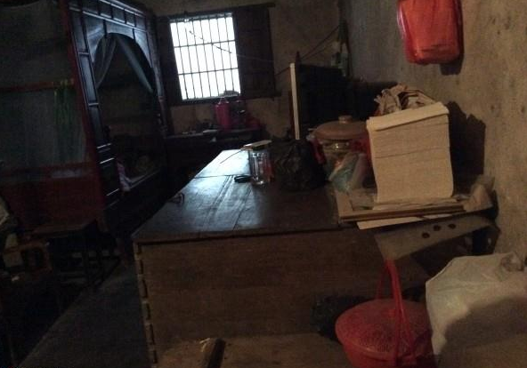 �߸��ռ��е����ң�û��ʲô�õļҾߡ�