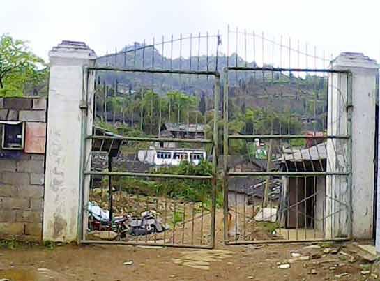 �ġ�����������ʩ�� 1��	����ƹ��̨6�ţ����˷Ѽ���װ����1800Ԫ/�ţ�С�ƣ�10800Ԫ�� 2��	�ٳ���������һ������˫�ܵȣ���С�ƣ�10000Ԫ�� 3��	ѧ���������Ĺ�4����1000Ԫ/����С�ƣ�4000Ԫ�� 4��	�������ĵȣ���������������ë����ٵ�ȣ�һ����С�ƣ�10000Ԫ�� �ϼƣ�34800Ԫ�� �塢ѧ�������� 1��	Сѧ��������200��     С�ƣ�25000Ԫ 2��	�׶�������9�ף�6������С�ƣ�10000Ԫ �ϼƣ�35000Ԫ�� �ܺϼƣ�150110Ԫ�� ˵����ѧУ�ڴ�ɽ�У����������ϸ���������������á�