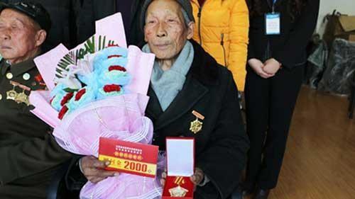 ����Ŀ���¡� 1.��ս�ϱ����������&ldquo;����һ�����ձ�������ƴ�̵�����ҧ�����أ����ձ�������������12���غϣ������ձ��������ľ�����һ�����У�����ҵ��ұ�Ҳ������һ�������ĵ��̣����Ҳ��£���ʱ�����ᣬ������&rdquo;