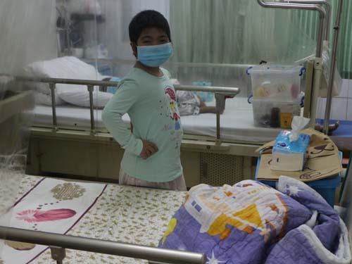 ��������ʱ�װ����۵ģ�˭֪���º�û����С����ͻ�����ղ��ˣ����ҳ���������ڵ���ҽԺ��Ѫɫ����3�˶࣬����������ж�ͯҽԺȷ��Ϊ���͵�&beta;���к�ƶѪ����Ҫ����Ѫ���������б������ƣ�����ֻ��30�����Ů����ĸ��ǿ������ˮ��ǿ�ļ���������������ٿ��������ѣ�����Ҫ������������������