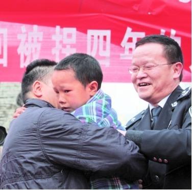 ����Ȼؼҵ�С���͡�2009�꣬���3���С���ʹӹ���ͭ���б�������ǭ����ĳ�ء�֮�󣬸��׾ʹǵ��˹�����̤����Ѱ�Ҷ��ӵ�������·����Ѱ�Һ��ӵ�4��䣬�����˻��������л��С���͵ĸ�ĸҲΪ�����˻顣 2013�꣬�ڱ��������С�������ڱ����ݹ�����ȣ��������Բ�� ����С���Ͳ�û�дӴ˹����Ҹ������Ϊ��Ѱ�Һ��ӣ�������������ҵ���������С�����ɸ��׶��Ը���������2014�꣬����ͻ������Ѫ��ɥʧ�Ͷ�������ȫ��������������֮�С�