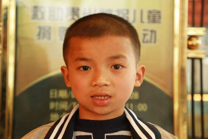 �ؼҺ��С���ѣ�2008��2�£�С���ѳ����ڹ���ʡ��ɽ�ص�һ����ׯ�2009��1�£�������С�������ܸ�ĸ�ĺǻ����ͥ��ů��ʱ��ʮһ���´��С����ȴ���˷��Ӵ�ס�����ߡ� С���Ѷ�ʧ��ĸ������ܵ���������Ͼ��񼲲������׾�ծ�Ĵ�Ѱ�ӣ�һ����������˼���������� �����ʱ��С���ѱ��������ؽ�Ȼؼң����»ص��˸�ĸ���ߡ� ���ӱ���Ȼؼҵ�ϲ��֮�黹δɢ��������ȴ�������µ������Ϳ���֮�У���������֮ǰ��ʧ��֮ʹ���ܴ���������Ѿ�ʧ�����޷����������� ���������С����Ҳ�����ż�����ѧ�����⣬δ����ѧ�Ѻ�����Ѷ��ǲ��ò���Ե����⣬Ŀǰ����Ŀ���ֻ�ܿ��Լ������˹���ά�֣� ���׽�����ʮ�꣬ÿ�챳���Ÿ�ǿ�������Ͷ���ͬʱ����Ҫ�չ����������Ӻ����׵�С���ѣ���������������������ײ�֪��δ�����ܿ���ˮ��֧�Ŷ�á� ������˺�ѵļ�ͥ�����žۣ���Ӧ�ޱ�ϲ�ú��Ҹ���Ȼ����Բ֮��ļ�ͥ�����������أ�������ƶ�����ʧ���������������޹��ĺ��ӣ�������ص�ȫ�������˸������ϡ�