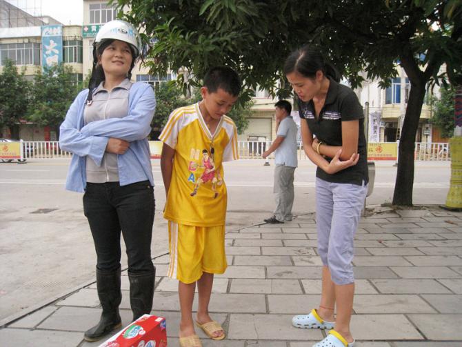 ־Ը���繤�طûƲ���ͥ����2005��7��С�Ʋ��������󣬻������Ϊ���Ҷ��ӣ��߱������ϡ��㶫�͹���������أ�����һֱ��û���κ��йض��ӵ���Ϣ������������һ���˶�������ˮ�жȹ�������˼��֮�ࡣ 2009��12�£�����������4���С�Ʋ����ڱ��������ŴӸ��������سɹ���Ȼؼң�һ������ļ�ͥ��������Բ��Ȼ��������ȥ�ˣ��ص��ҵ�С�Ʋ�ֻ�ὲһ����绰��Ҳ���ǵü�������ص��ҵ�С�Ʋ��Ը�������ɬ���޷�˳��������ԭ����ͥ��