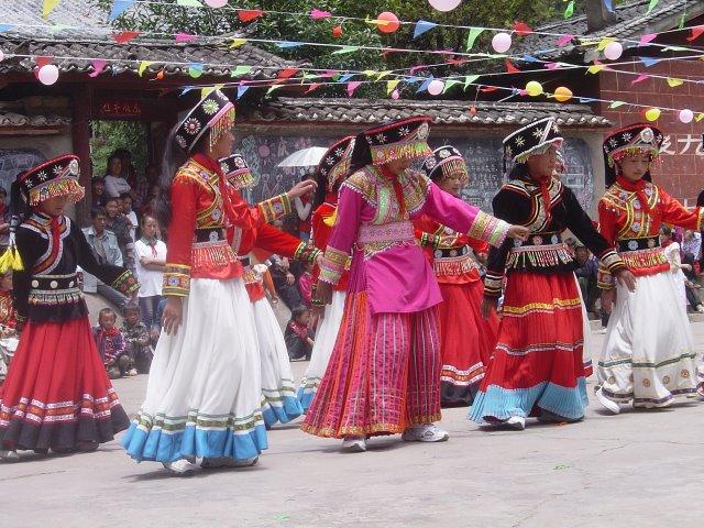 &ldquo;������&rdquo;��������&ldquo;������&rdquo;��Ϊ̤�����裬�׳�&ldquo;����&rdquo;����һ��Ⱥ�������Թ㳡�赸��������Χ�ɴ�ԲȦ����ǣ�ְ�˳ʱ�뷽��ת����ͦ�ء�ƽ��ǰ�����Զ塢�ߡ����ߡ�̧�ȵȶ���Ϊ������ʮ�˶ζ�����ɡ����ֺ��赸��гһ�£����������������ã��������£�����������������赸ʷʫ��