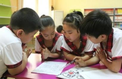 �����˰��&ldquo;����ȥ�Ķ�&rdquo;�� ���·��ģ��������Ƕ��ڼ�������ʱ��ȴ��һȺ�����˷ܵر������ң�ȥʵ����������һ��ѧ�ڹ滮����������·�ߣ����ȥԶ�������롣 &ldquo;���¶Ӹ������ǲ��������񣬺�����İ�������գ���һ�������һ�������н����ޡ�����������һ��������ɣ��Ӵ��͸�����õ��������˽����¸Һ���������Ź�ͨ����С������ǫҲ���¸ң��������һ����Ƭ���ܺ�Զȥ��������̺�Ӱ��С���Ǻܿ��ġ�������һƬ��ϰӢ��Ĺ����С�may I photo one more׼���ٴ�����һ�ֹ������˳�����&rdquo; ���Ƿ�����ȥԶ��·�ϵĹ��¡�