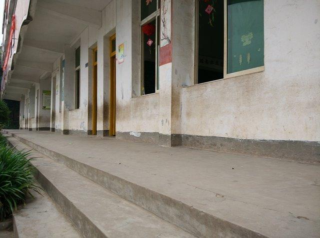 һ����ѧ¥���޽�����������10���꣬��δ��ˢ��ǽ�ڣ�ǽ���ۼ��߰ߡ� 1����ѧ¥����ǽ�ֻ����������ϣ���1900ƽ����&times;12Ԫ/ƽ����=22800Ԫ�� 2����ѧ¥���ҡ���̨ǽȹ�������1�׸ߣ���ש���������ϣ���300ƽ����&times;130Ԫ/ƽ����=39000Ԫ�� �ϼƣ�61800Ԫ��