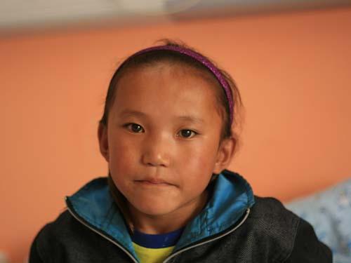 ����Ŀ���¡� �ڲ����￴����ķ��ʱ�������۾���������ǣ�����ȴ���Ŷ�δ������������ķ�ڲ�������&ldquo;����&rdquo;����˼����ķ˵����ϧ��������һ�������Ĺ����Ϊͬѧ��˵����һ����СѼ��ÿ����һ��·������ͬѧһ�߹�����Ц��һ�߸��ں���һҡһ�ڵ�ģ�¡������ǻؼ�͵͵�����ᣬû����֪���������¡��ᵽ�����������۾�����������&ldquo;�ǲ��ǣ����������Ժ��ҾͿ������ĺ���һ����·һ����������&rdquo;�ڲز�ס����ϲ��Ц���������������ſ�����