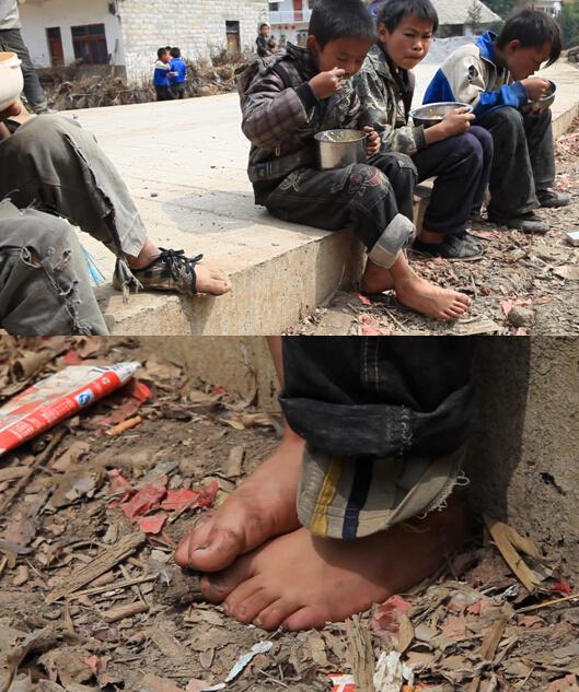 ÿ�����궼�����룬���й�ƶ��������ͯ������ӵ��һ��������������������Ϊ����û������������ʩ��û��װ����������һ˫�����Լ����˶�Ь��û�У������Ǻ������ǿ����е��ǳ��ǰ�У��е���һ˫�ƶ�����Ь��������Ь����Ţ��ŵ�С·�����ߡ�