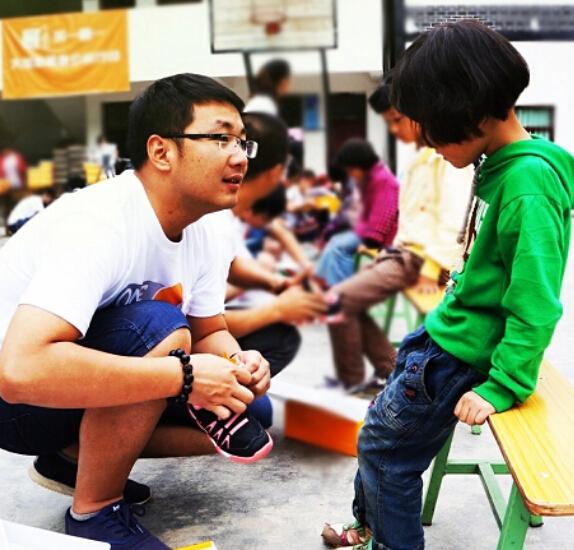 һ˫�˶�Ь����ʵ������СС������