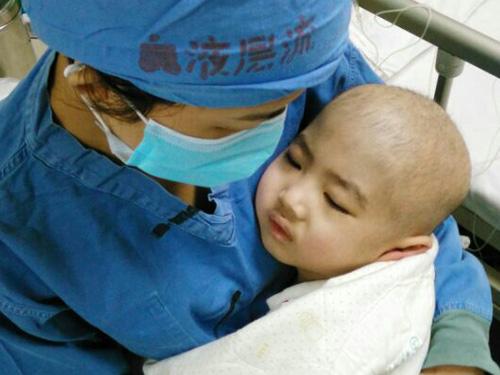 С˼������ʱ������͵��к�ƶѪ�����Ӵ������´�Ϳ�ʼ��ÿ�������һ��Ѫ�����ʮ����´󣨻��ڳ�ĸ�飩ʱ�Ϳ�ʼÿ������Ƥ��ע��ʮСʱ��������������ôС�ĺ��Ӵ��������ﺬ�̣��۾�������˯���ˣ���Ϊĸ�������������ʹ���ѡ��ѹ�֮��ȫ�����¶����ģ��ҹ�����һ��Ҫҽ�ú��ӡ�