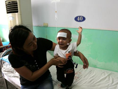 ������ƮƮ���½��ص��ң���ĸ��ʼ��Ӫ��ר�ҵĽ���ι������Ȼ������θ�ڼ��ȴ�ܰ���ˮ���ȵ��ֶ࣬����֮����ͷ����ȫ���麹����Ҳ�࣬ʮ�����Ӿ�Ҫ��һ�Ρ��ȴ���������������ĸ���������޲ߣ����ź��ӵĲ�״���뵽��֮ǰ��ҽԺ��Ѫʱ������һĻ��������ҡͷ��̾Ϣ����Ц��ʹ���ж������ꡣ