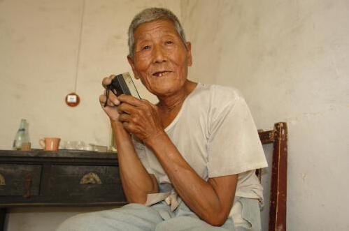 ��������ô�����������ɹ����ã����� d3�忨������100Ԫ/̨*853��=85300Ԫ����ͼ���������õ�����������־Ը�߽�ͨ����ʳ������20��*5��*60Ԫ���죯�ˣ�30Ԫ�ͷ�+30Ԫ��ͨ�ѣ�=6000Ԫ����Ŀִ�з��ã�4805Ԫ�����Ϻϼƣ�85300Ԫ+6000Ԫ+4805=96105Ԫ��