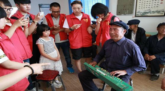 ����Ŀ���¡�ÿ���˶����������ϣ��¹����˸���Ҫ������飬�������������졢������Ϸ��������ݽ�Ŀ�ȵȡ�����Ҳϣ���õ������˵Ĺ�ע��Ҳ�������߽��Լ������磬���߹¶��С���������Ȼ���ᣬȴҲ�����ǵĹ¶����������ף��ܶ�ʱ������ֻ�����и��������Լ�˵˵�����ѡ�