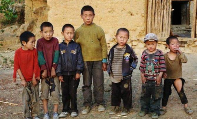 �����������ʱ���Ǽ���������ѹ�����ϵ�ũ����Ǹ�ĸ�������ߵĿֻš���ÿ�굽���꼾��ѩ�죬��ʯ����ɽ�廬�£���·�жϣ���̱ͨ���������Ǿ��޷���ѧ�����ﻹ�д���ʧѧ��ͯ�����ض�ͯ�������Ź£����������ľ���Ŭ�������������Ų���ϣ����������������˵ң���ɼ���