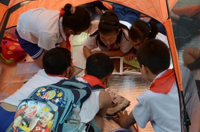 ������Ҫ��ʲô������������ͯ���õ��Ķ�ϰ�ߺ�����ѧϰ�����Ĺؼ������Ǿ������飬�����ú������������鵽�Ķ�����Ȥ��������&ldquo;�Ķ���ͼ������&rdquo;����������Ȥ����������Ȥ����Ȼ��ٶ��Ķ���Ϊ�Ĳ������Ķ�ϰ�ߵ����ɡ�