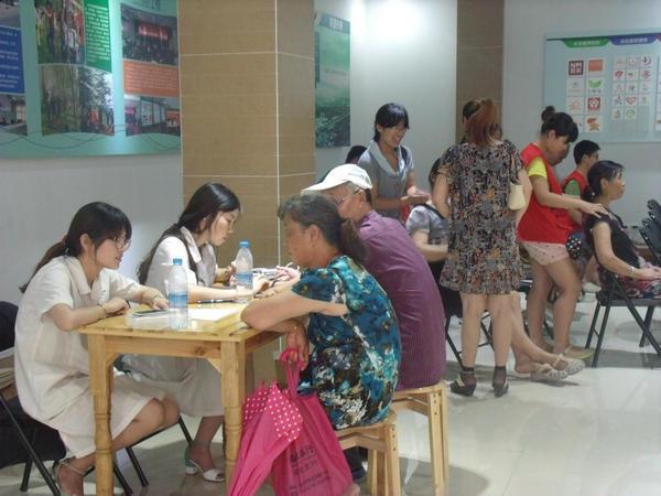 ��������ô����һλ��������ȫ��Ѫ�Ǽ��ĺĲķ�����6Ԫ��ÿ��1�Σ�ÿ��24Ԫ��ÿ��288Ԫ����֮�⽫Ϊ�Ͼ���5������300λ70���������򲡻����ṩ1��ļ���ָ������300λ���˵ĺĲĻ���Ϊ300��*24Ԫ/��*12��=86400Ԫ��