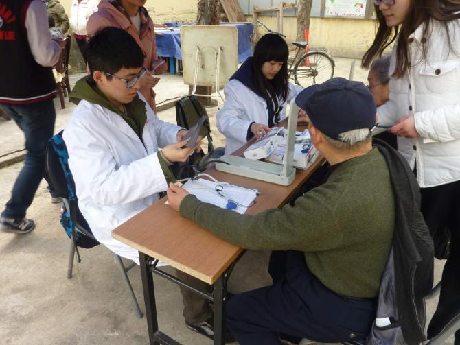 ����Ŀ���¡���үү�������Ŀճ����ˣ�����85�꣬ͬ�ܶ�����һ�������Բ��ҵ�����������15��ǰ�ͻ��и�Ѫѹ�����򲡡���Ѫ˨����Ѫ֬����ͬ�����������������ϰ����������޵����Ͻ𶼱�үү���׸���ҽԺ����С�������������ƿƿ�޹ޣ���ҩ����ҩ���б���Ʒ��